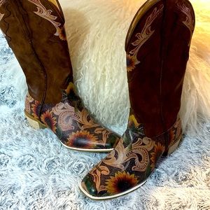 Fun little boots that are perfect for an upcoming fall outing.